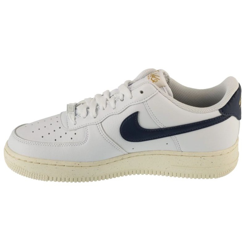 Nike Air Force Low 1 07 skor i FZ6768-100 vit 1