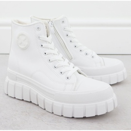 News Höga sneakers isolerade på den vita nyhetsplattformen 9152 2