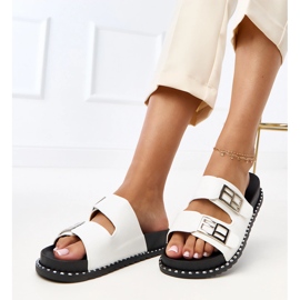 Vita flip flops på Blau -plattformen 1