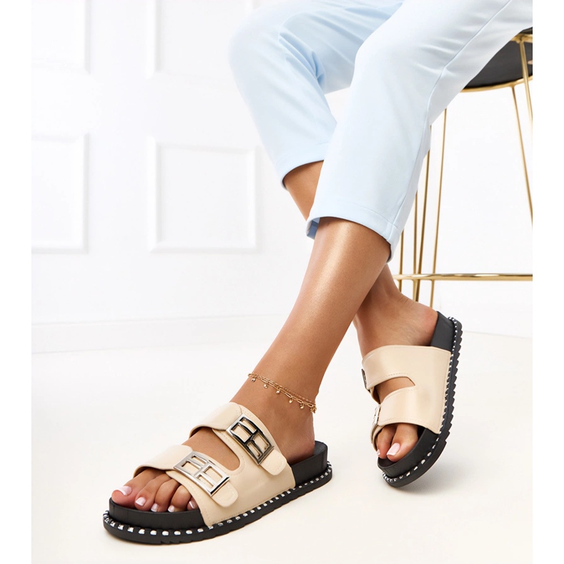 Beige flip flops på Blau -plattformen 1