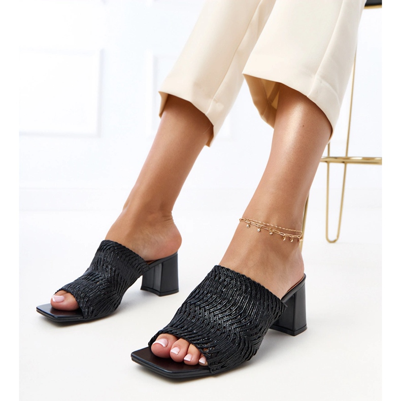 Svarta tofflor på posten med flätade gamboa -ränder 1