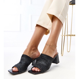 Svarta tofflor på posten med flätade gamboa -ränder 2