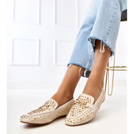 Beige loafers dekorerade med lejänger 2