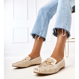 Beige loafers dekorerade med lejänger 1