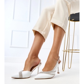 Vita sandaler med en öppen häl med Lura Zircons 2