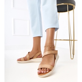 Beige Sandaler på en låg kil Verkado 2