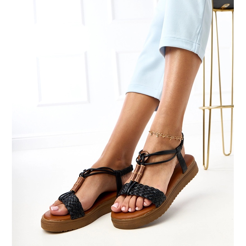 Svarta sandaler med ett flätat Kerya -bälte 2