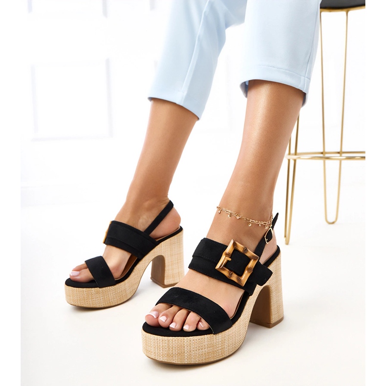 Svarta sandaler på stolpen dekorerade med Elevira Clamp 1