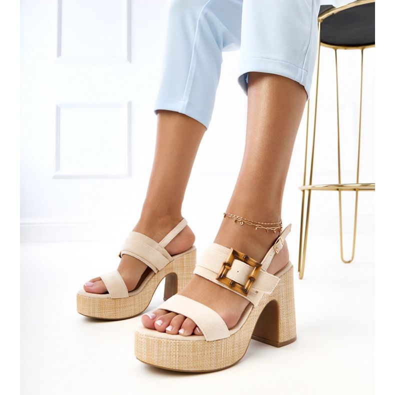 Beige Sandaler på stolpen dekorerade med Elevira Clamp 1