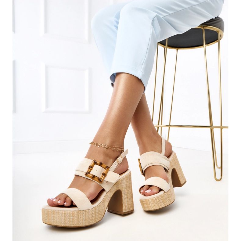 Beige Sandaler på stolpen dekorerade med Elevira Clamp 2