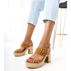 Bruna sandaler på stolpen dekorerade med Elevira Clamp 1