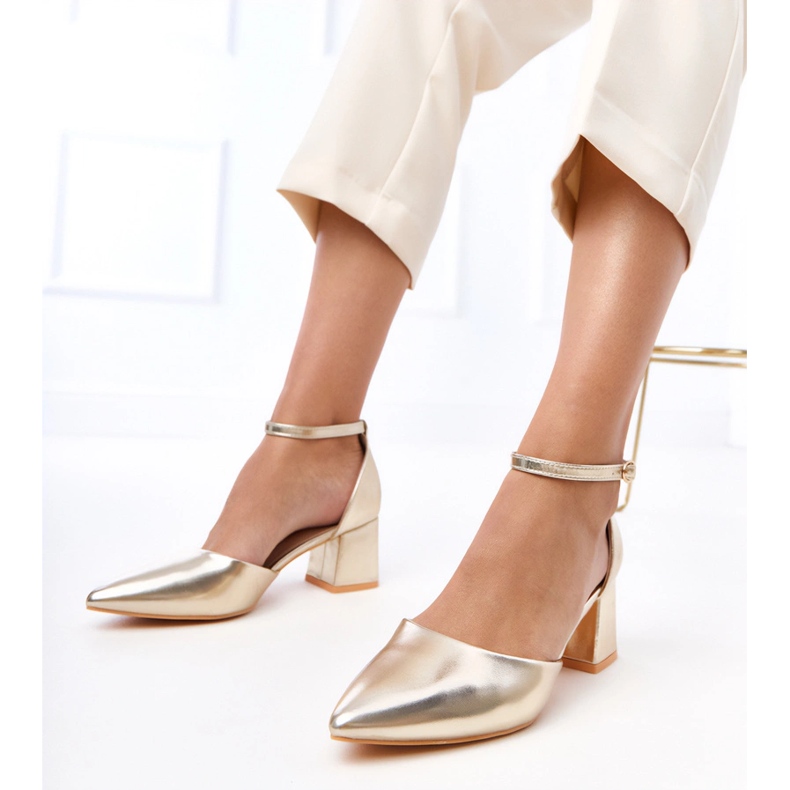 Gyllene pumpar på stolpen fäst på Keris kuber 1