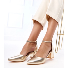 Gyllene pumpar på stolpen fäst på Keris kuber 2