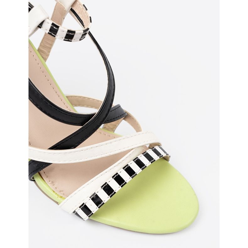 Shelvt Sandaler på en randig stift mångfärgad 1