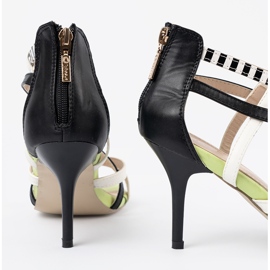 Shelvt Sandaler på en randig stift mångfärgad 2