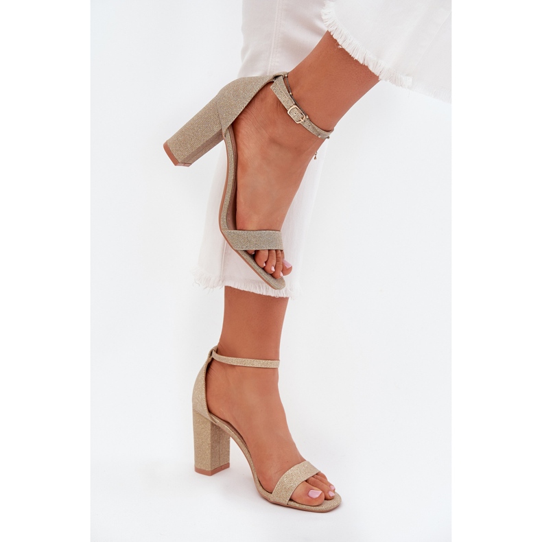 Boto Glänsande kvinnans sandaler på Golden Kavina -posten gyllene 2