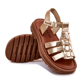 Flickas sandaler med en dekorativ gulddetalj gyllene 3