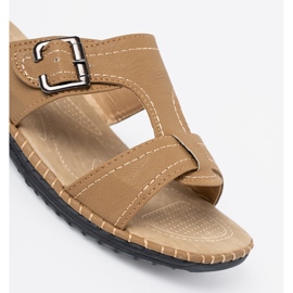 Shelvt Beige kvinnors flip flops med silverspännen 1