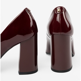 Shelvt Lackerade pumpar på Bourgogne Post röd 2