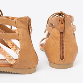 Shelvt Sanadals spetsar med ett ormmotiv 1