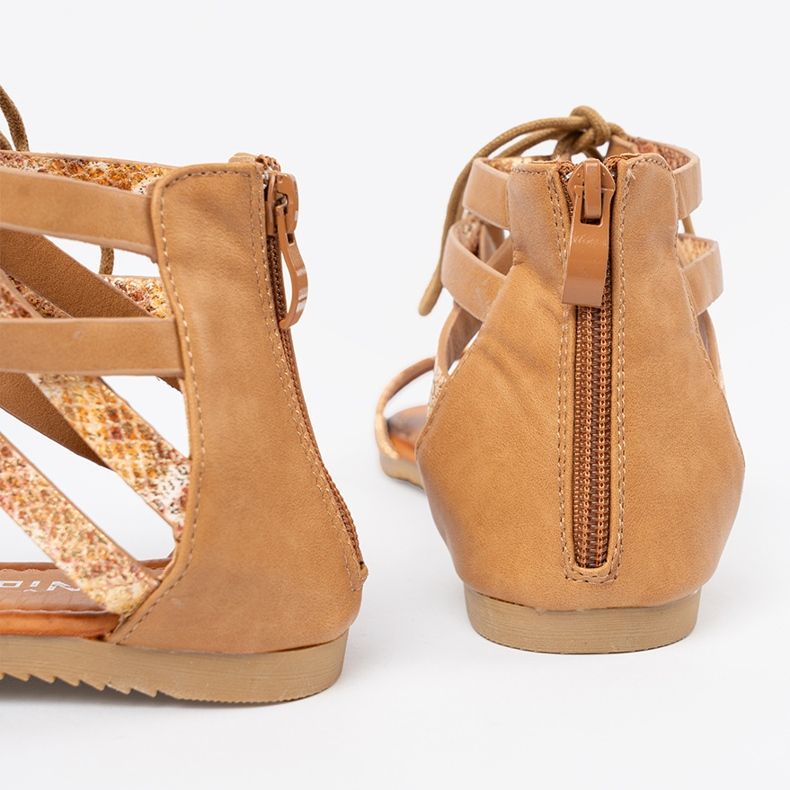 Shelvt Sanadals spetsar med ett ormmotiv 1