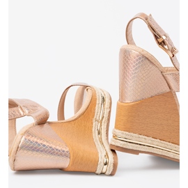 Shelvt Kvinnosandaler på kilar i rosa guld 1