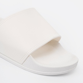 Shelvt Vit strand flip flops 1