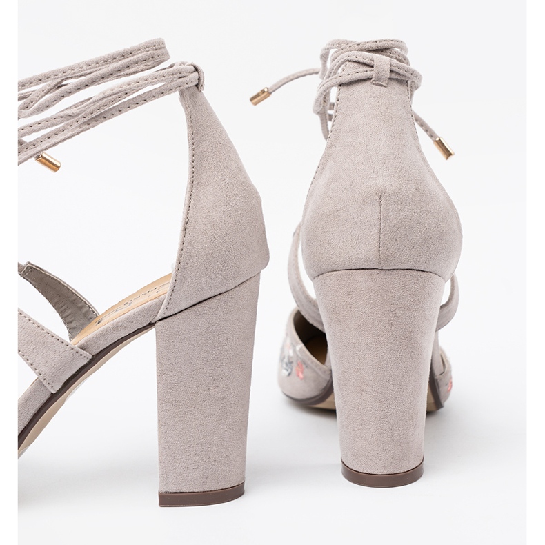 Shelvt Bundna pumpar med ett blommönster grå 1