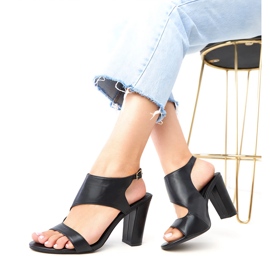 Svarta sandaler på stolpen fästs med Sergida -kuber 2