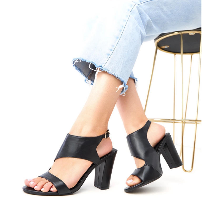 Svarta sandaler på stolpen fästs med Sergida -kuber 2