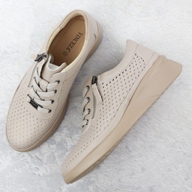 Kvinnors läderskor perforerade på kilarna Beige Vinceza 79565 1
