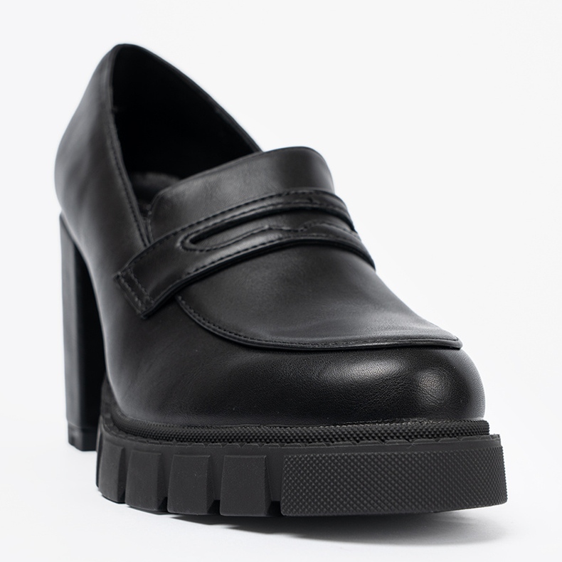 Shelvt Svart loays på ett inlägg med en fångstsula 1