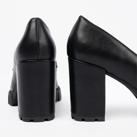 Shelvt Svart loays på ett inlägg med en fångstsula 2