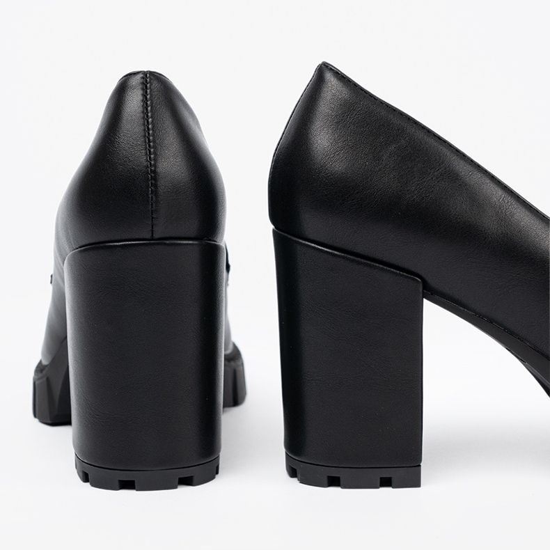 Shelvt Svart loays på ett inlägg med en fångstsula 2