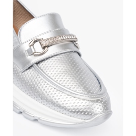 Shelvt Silver Loafers med ett dekorativt gyllene element silver- 1