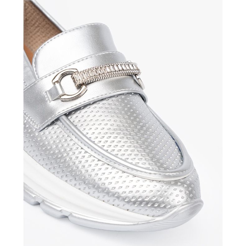 Shelvt Silver Loafers med ett dekorativt gyllene element silver- 1