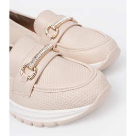 Shelvt Lätt beige loafers med ett dekorativt gyllene element 1