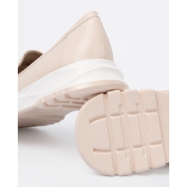 Shelvt Lätt beige loafers med ett dekorativt gyllene element 2