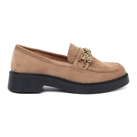 Shelvt Beige loafers med en guldkedja. 2