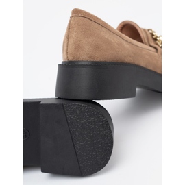 Shelvt Beige loafers med en guldkedja. 1