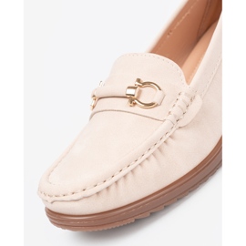 Shelvt Beige Wedge Moccasins med en dekorativ kedja 1