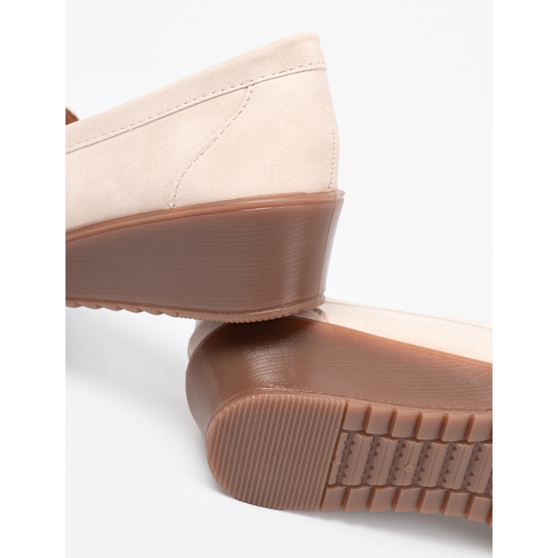 Shelvt Beige Wedge Moccasins med en dekorativ kedja 2
