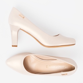 Beige pumpar på Sergio Leone Post 2