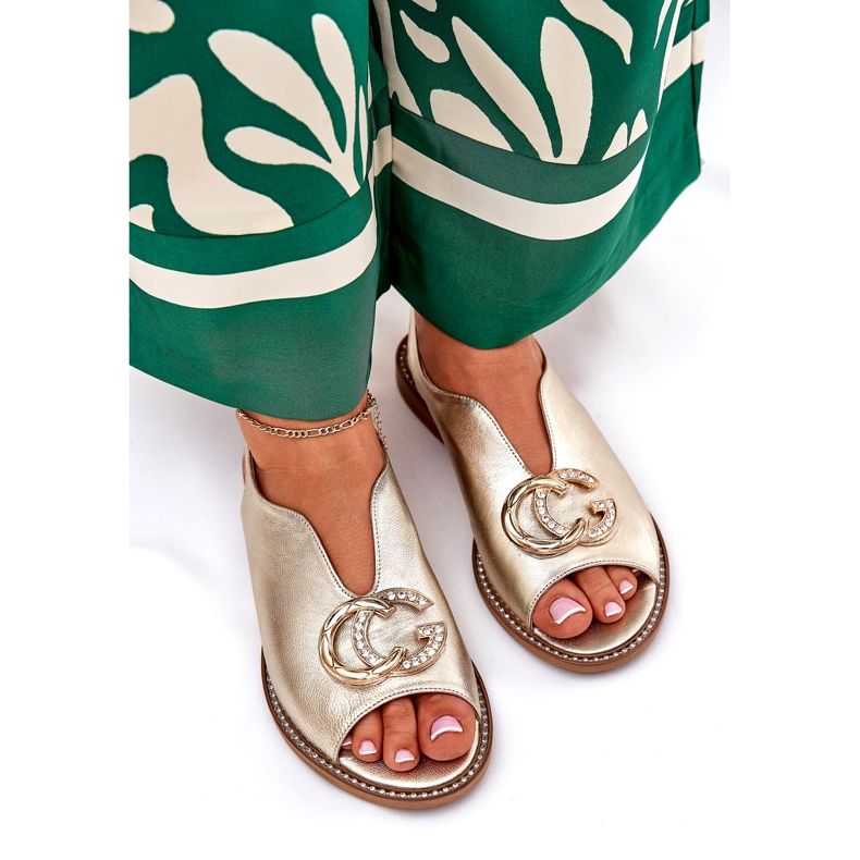 Flat -hanterade lädersandaler med dekorationen av Laura Messi 2865 Zlotys gyllene 3
