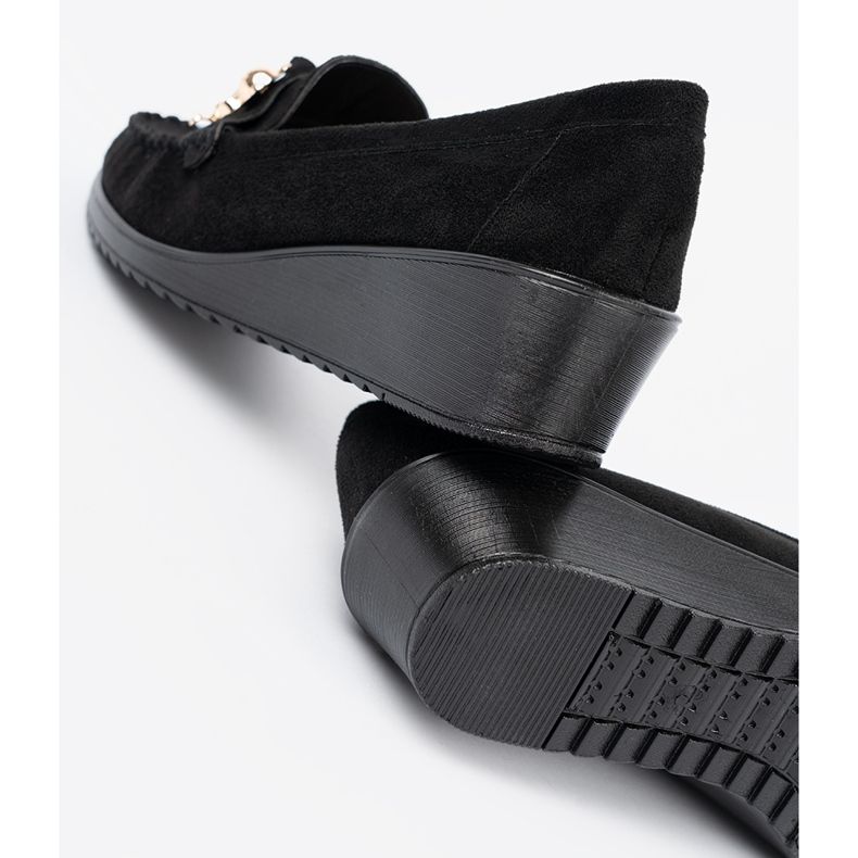 Shelvt Svarta mocka skor med en dekorativ nallebjörn 1