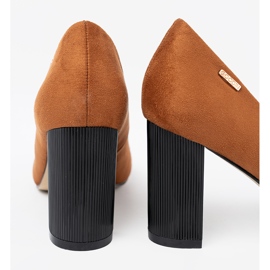 Goodin Ljusbruna pumpar på en svart stolpe 1