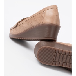 Shelvt Beige skor med gyllene dekoration 1