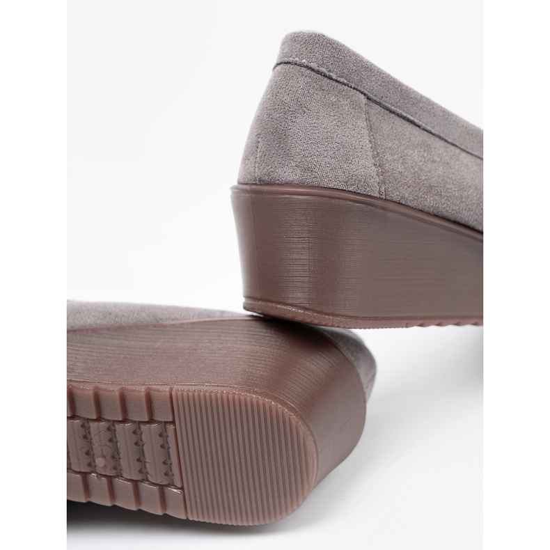 Shelvt Grå skor med en gyllene nallebjörn 1