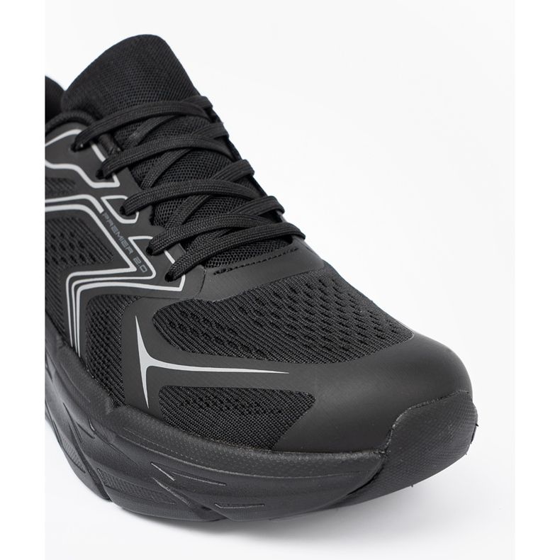 Shelvt Lätt svarta sportskor på en tjock McArthur -sula 1