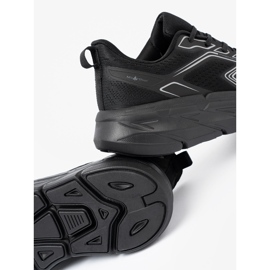 Shelvt Lätt svarta sportskor på en tjock McArthur -sula 2